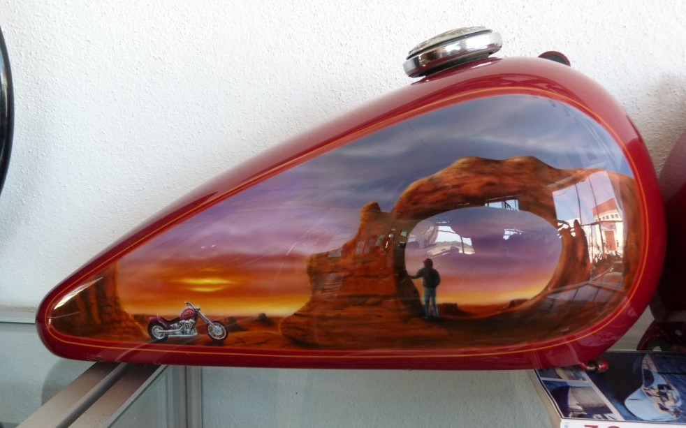 Gas tank with Airbrush